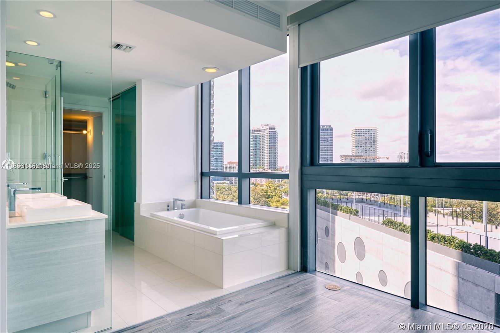 650 NE 32nd St # 1208