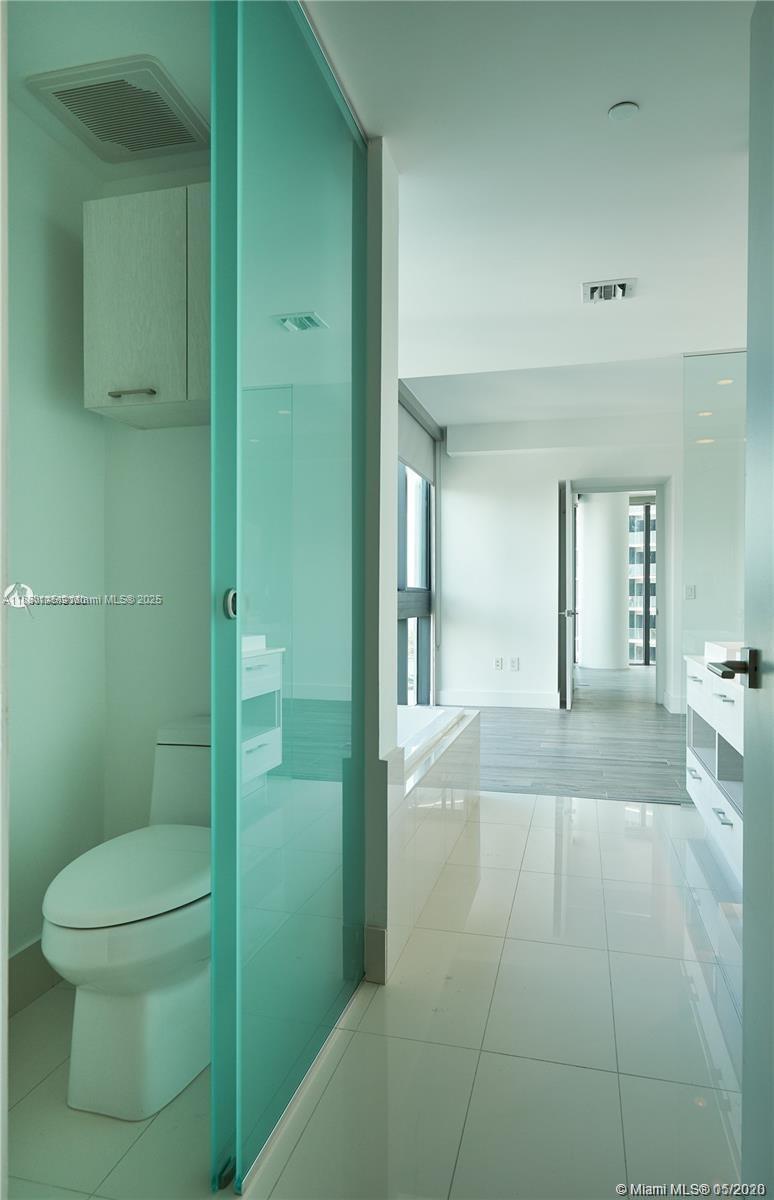 650 NE 32nd St # 1208