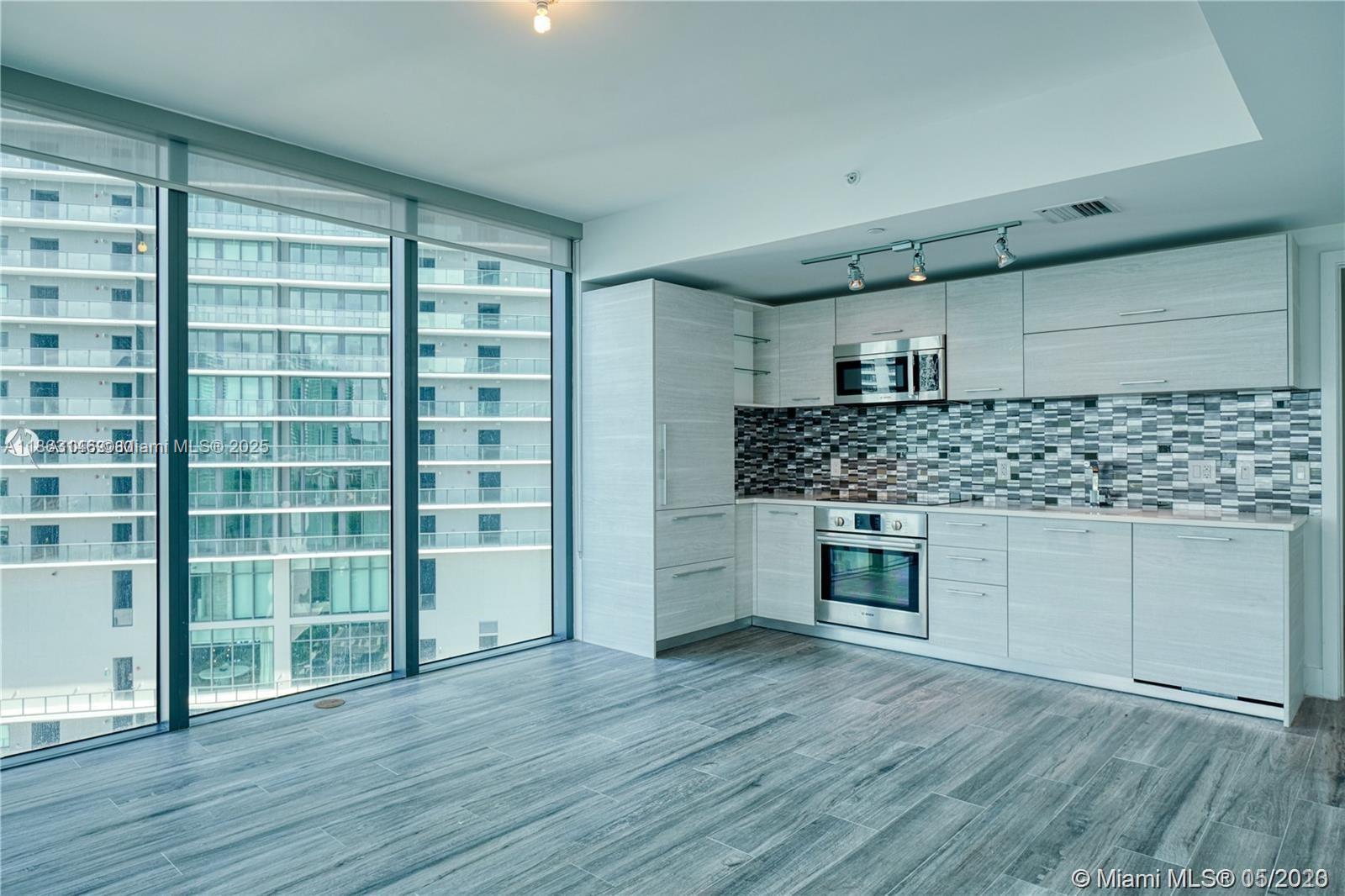 650 NE 32nd St # 1208