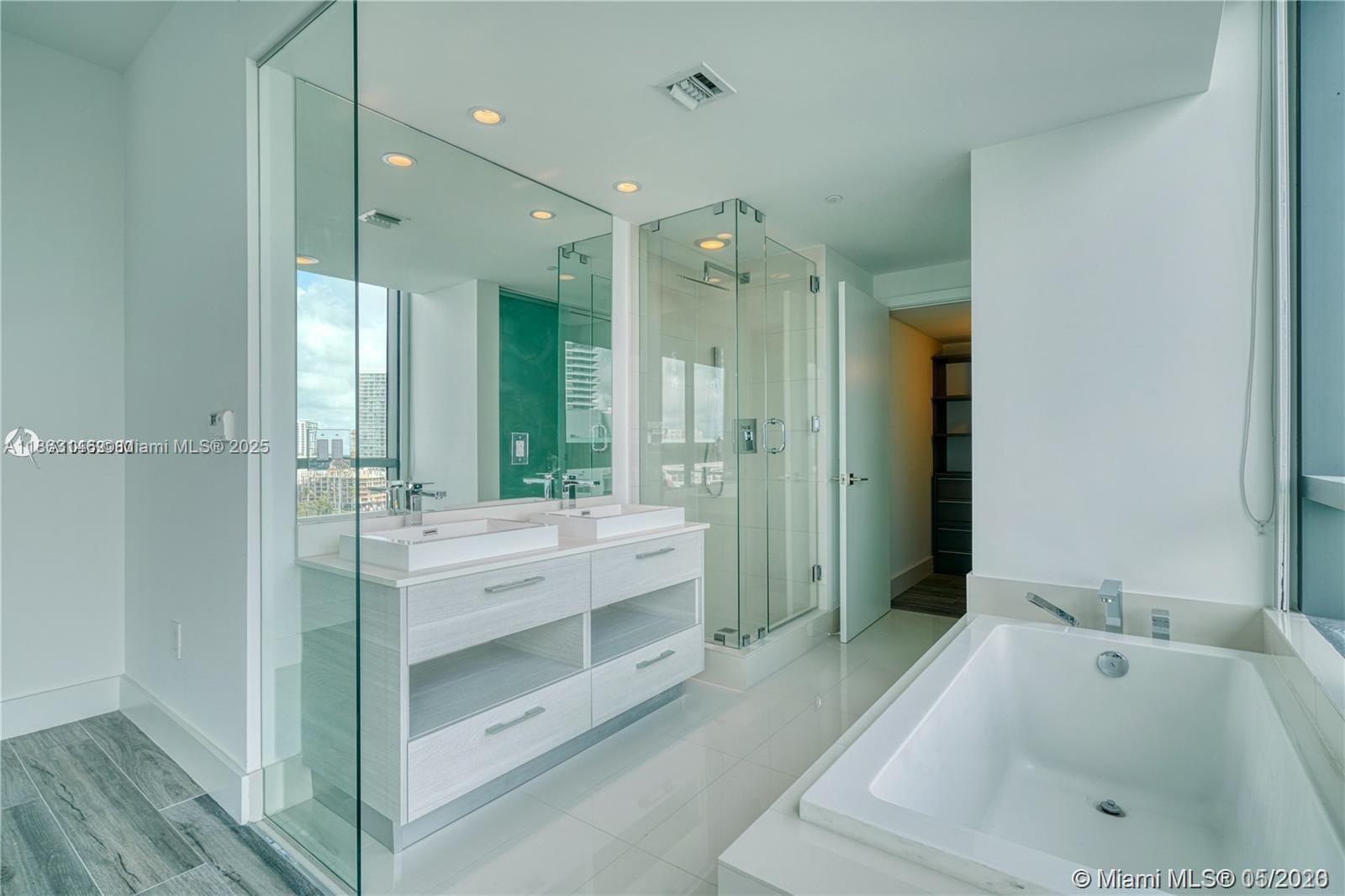 650 NE 32nd St # 1208