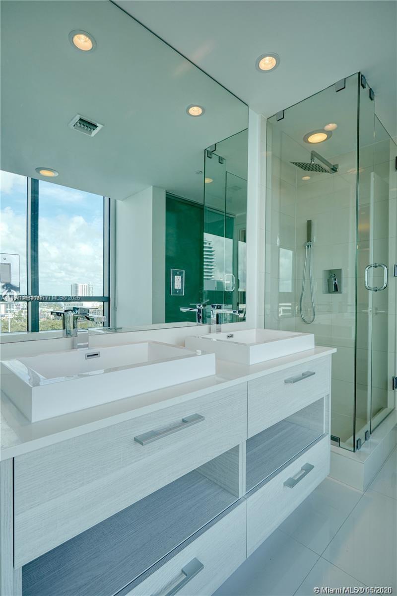 650 NE 32nd St # 1208