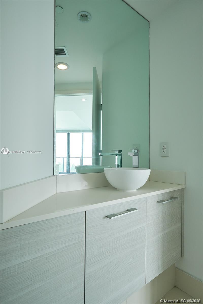 650 NE 32nd St # 1208