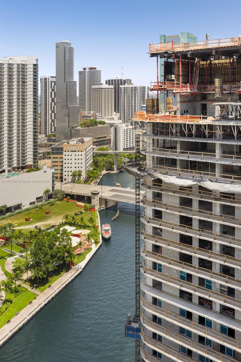 690 SW 1st Ct Unit: PHI10