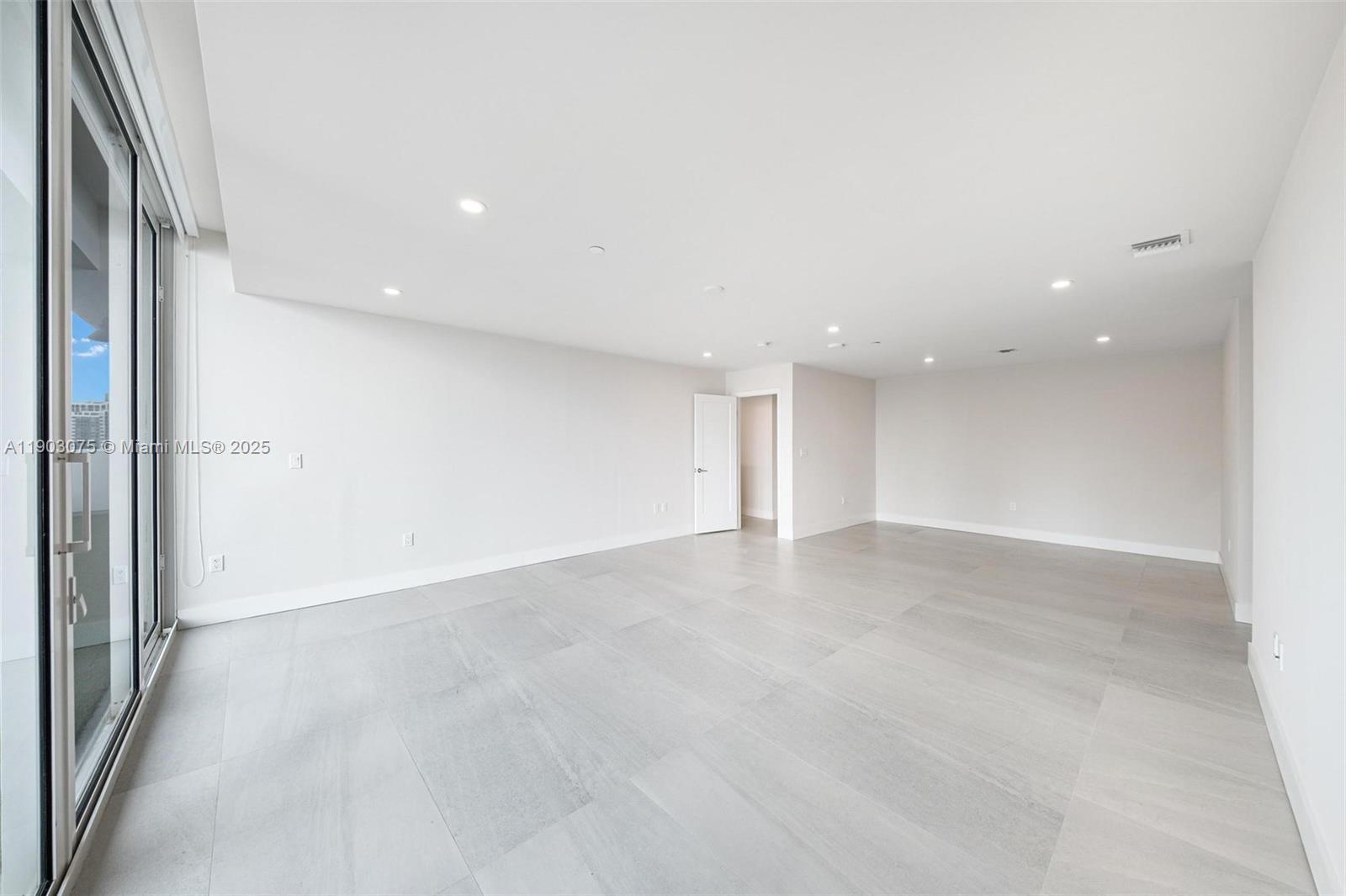 555 NE 34th St # 3, Miami Unit: PH-3