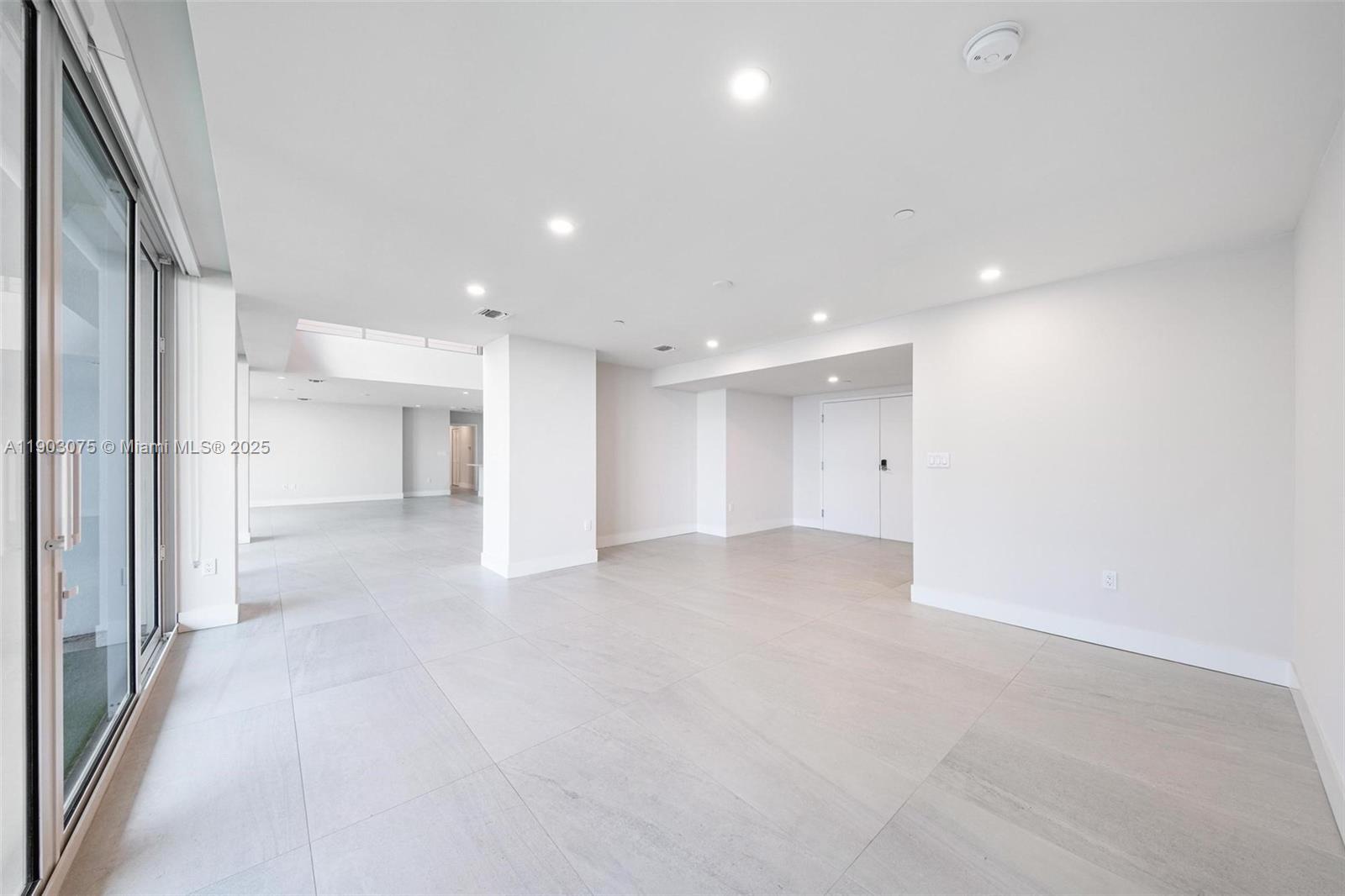 555 NE 34th St # 3, Miami Unit: PH-3