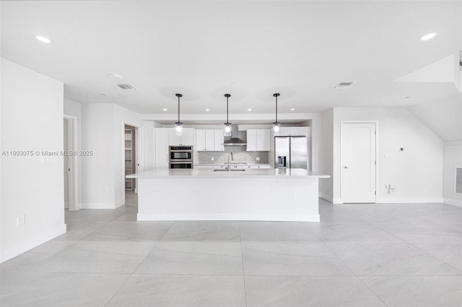 555 NE 34th St # 3, Miami Unit: PH-3