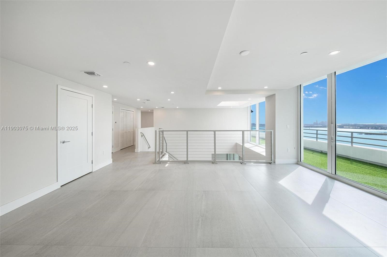 555 NE 34th St # 3, Miami Unit: PH-3