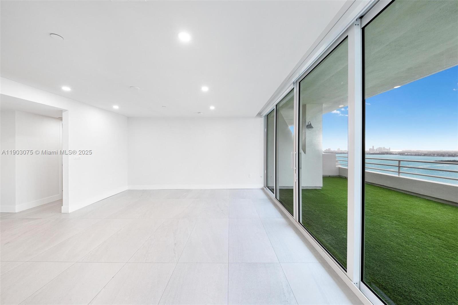 555 NE 34th St # 3, Miami Unit: PH-3