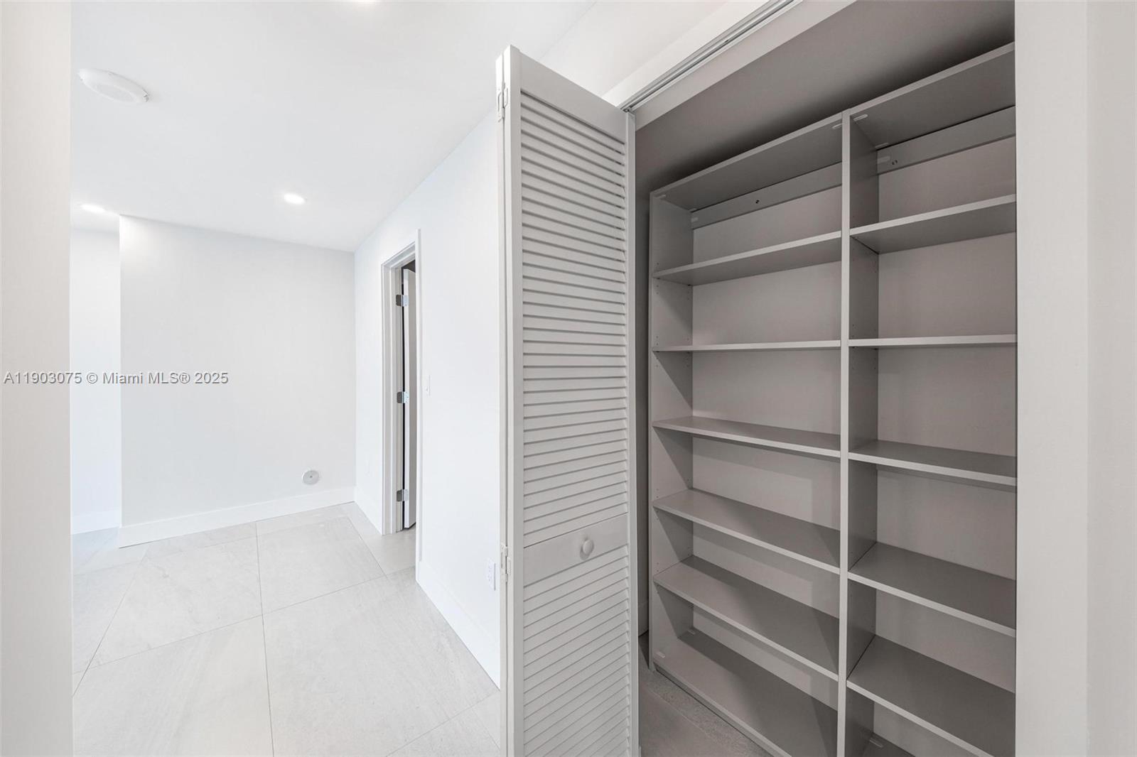 555 NE 34th St # 3, Miami Unit: PH-3