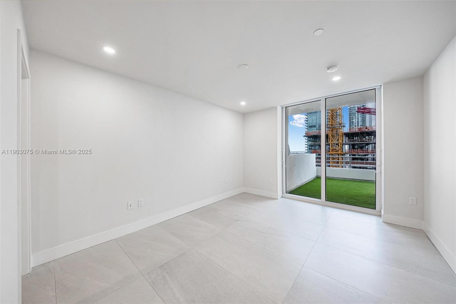 555 NE 34th St # 3, Miami Unit: PH-3