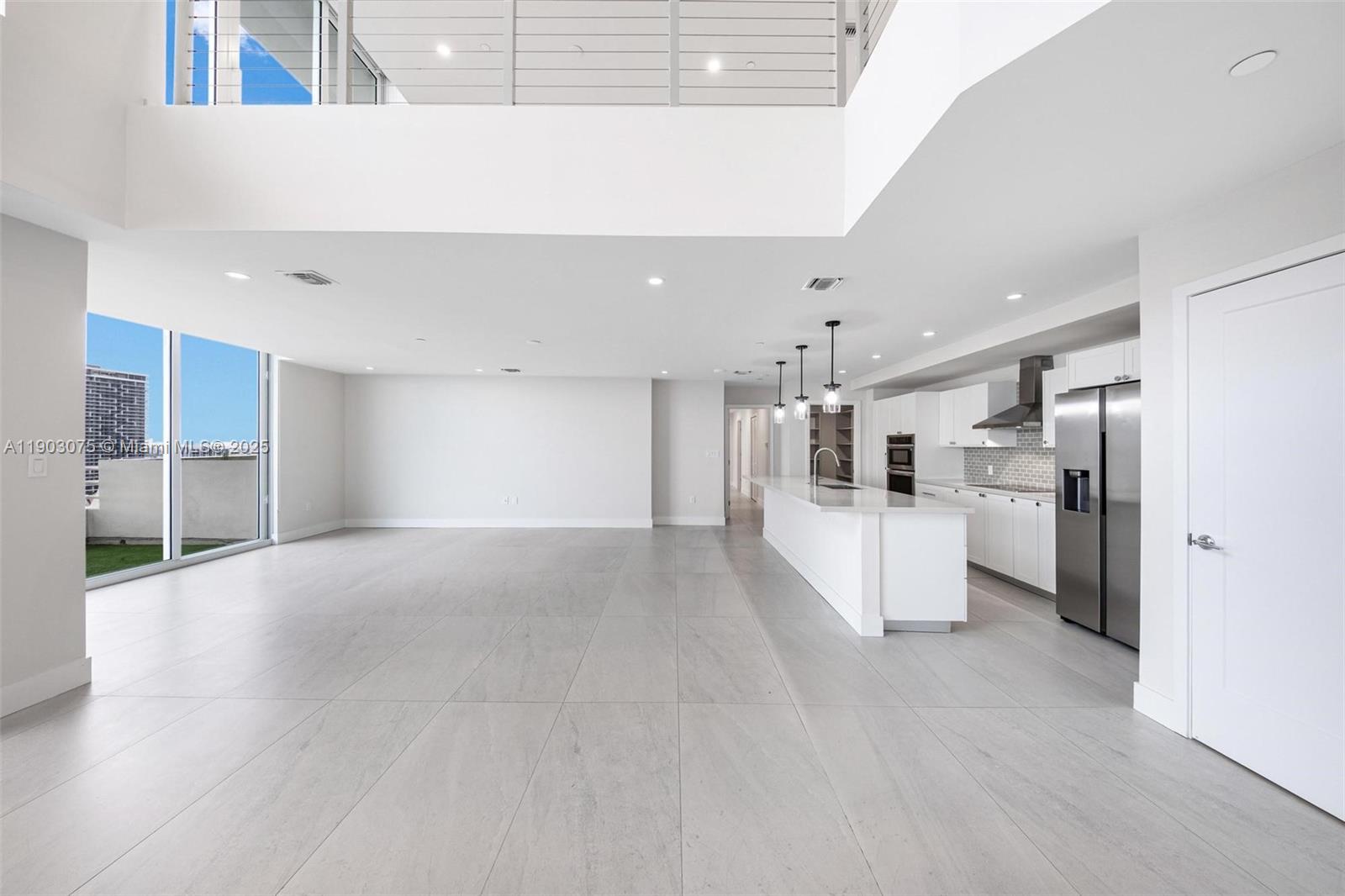 555 NE 34th St # 3, Miami Unit: PH-3