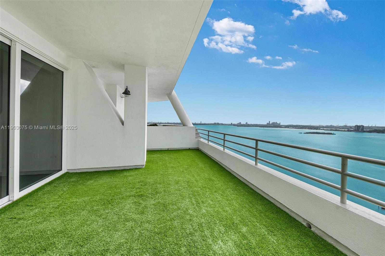 555 NE 34th St # 3, Miami Unit: PH-3