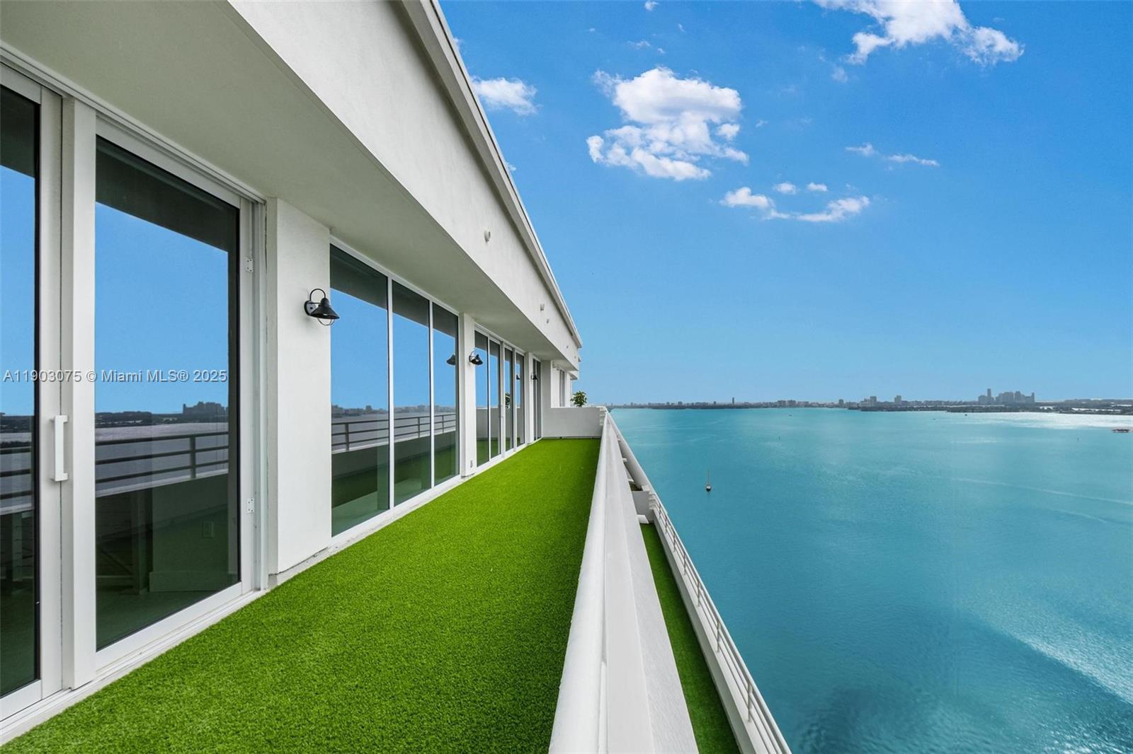 555 NE 34th St # 3, Miami Unit: PH-3