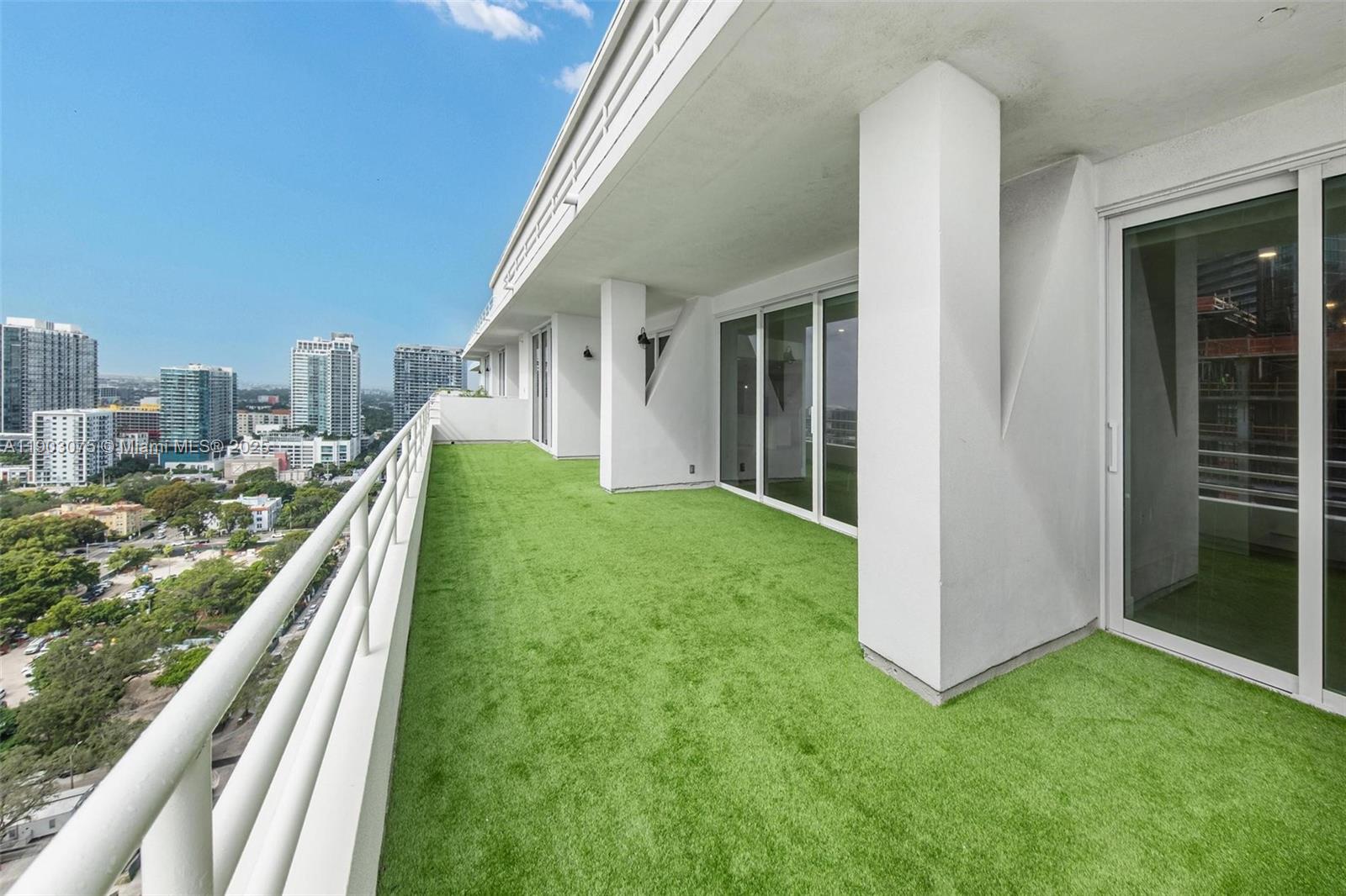 555 NE 34th St # 3, Miami Unit: PH-3