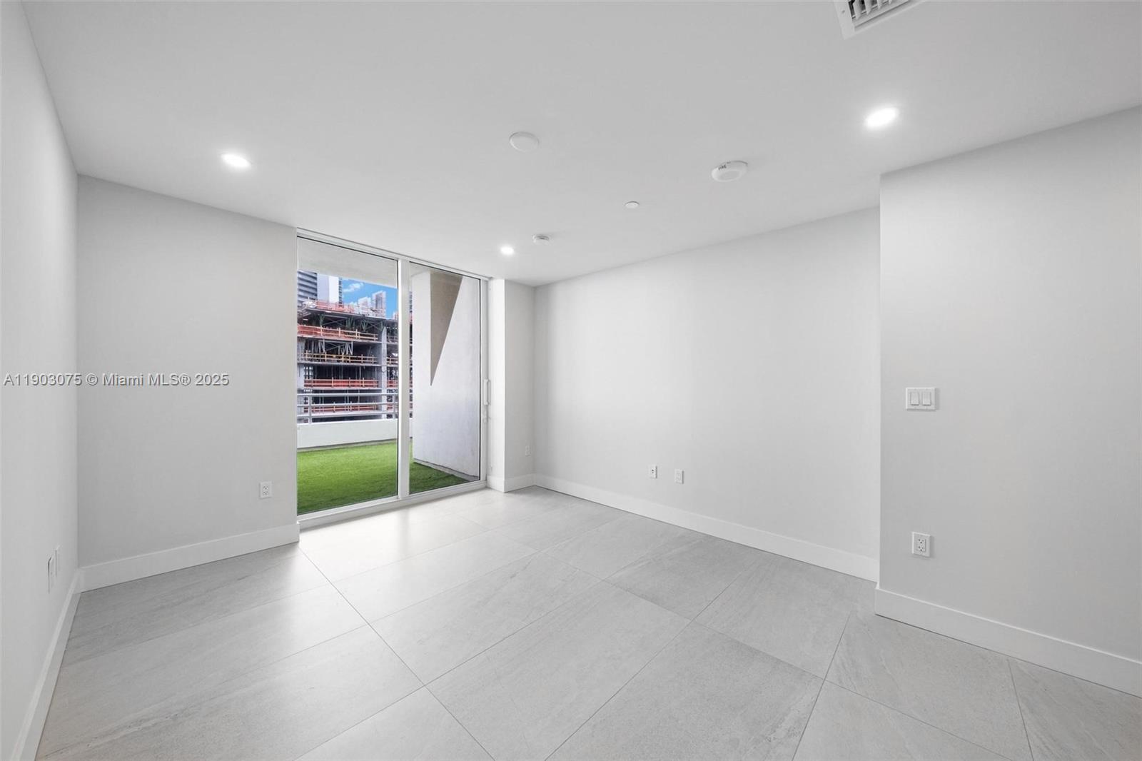 555 NE 34th St # 3, Miami Unit: PH-3