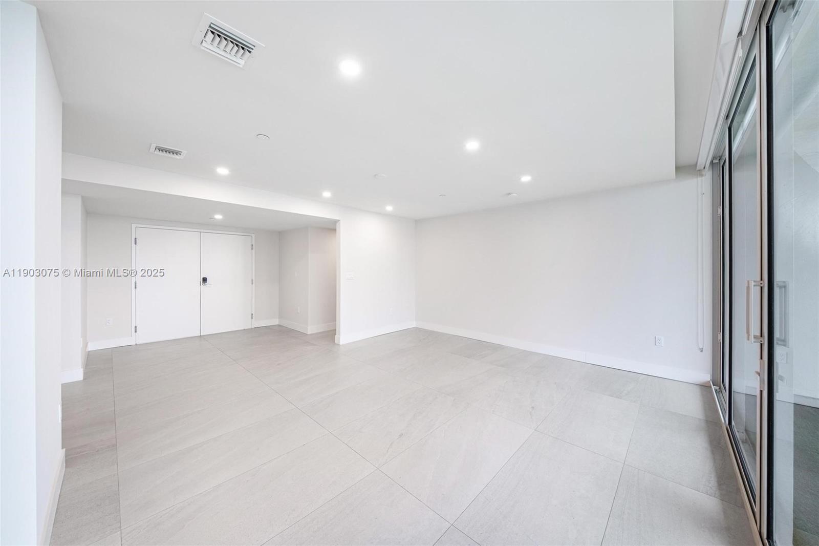 555 NE 34th St # 3, Miami Unit: PH-3