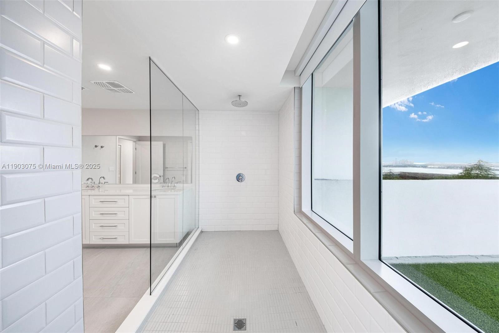 555 NE 34th St # 3, Miami Unit: PH-3