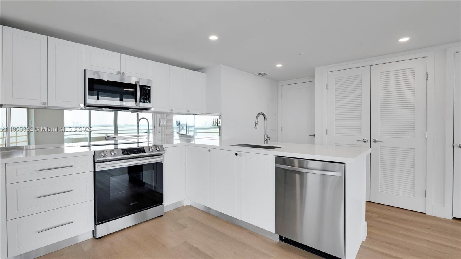 555 NE 34th St # 701