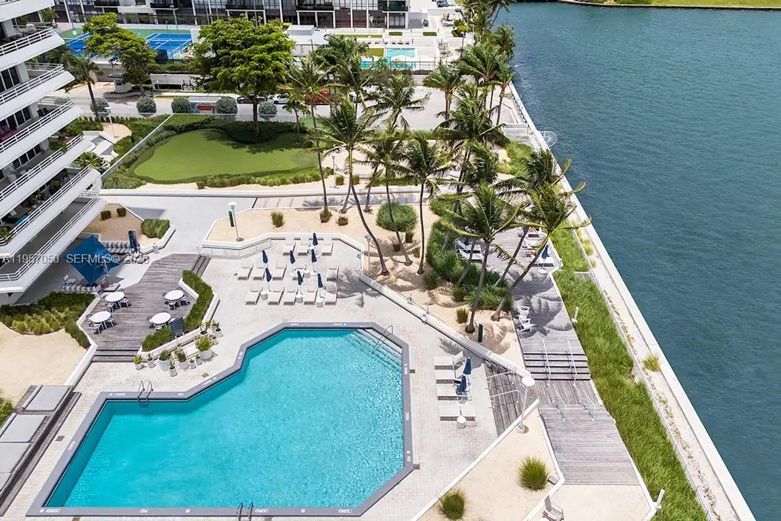 555 NE 34th St # 701