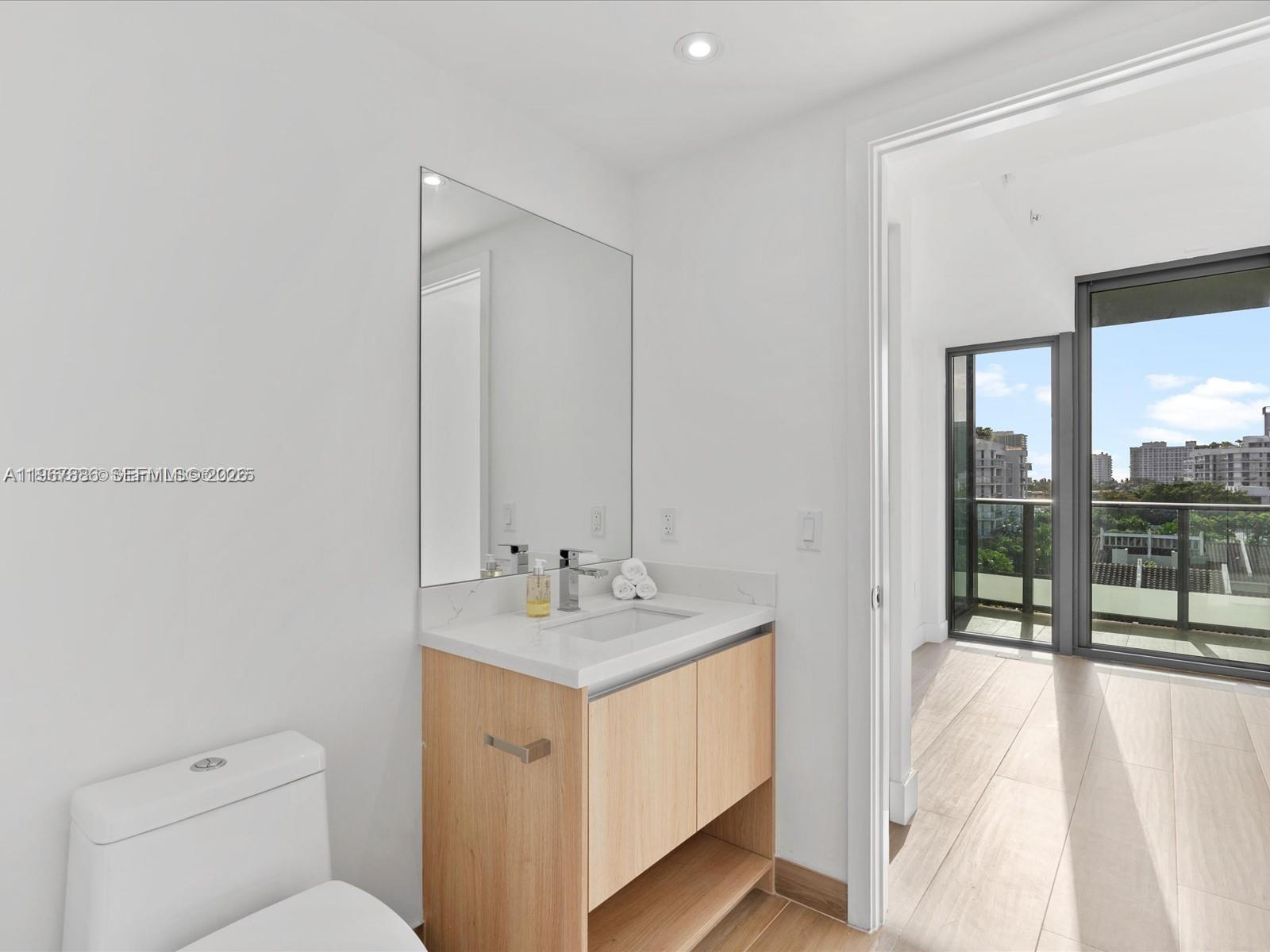 9901 W Bay Harbor Dr # 605