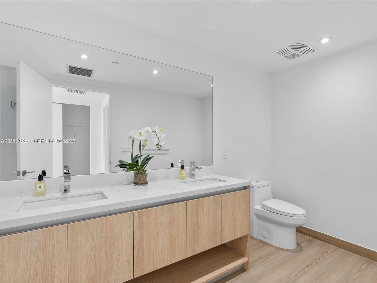 9901 W Bay Harbor Dr # 605