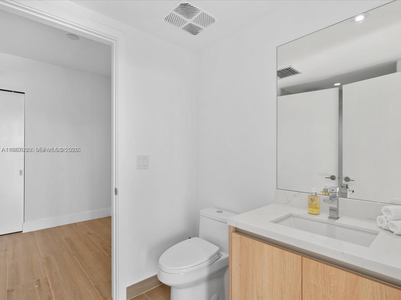 9901 W Bay Harbor Dr # 605