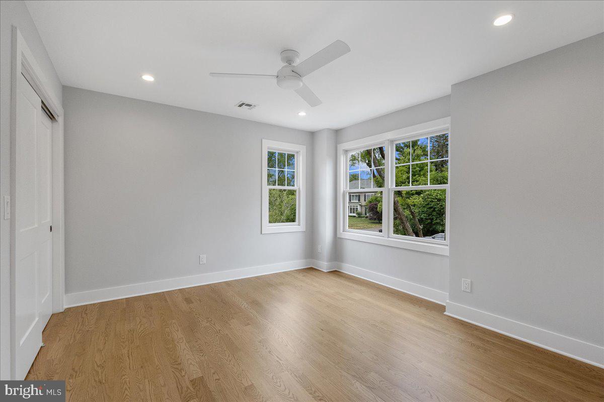 24 Dempsey AVENUE