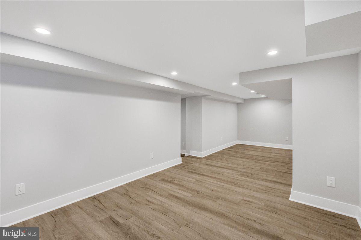 24 Dempsey AVENUE