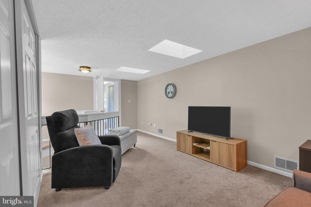 4 Barnsdale Dr