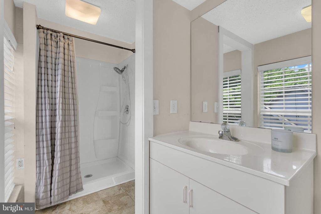 4 Barnsdale Dr