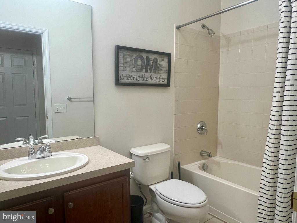 435 TIMBERLAKE DR