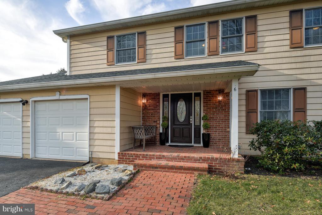 6 COVENTRY CIRCLE