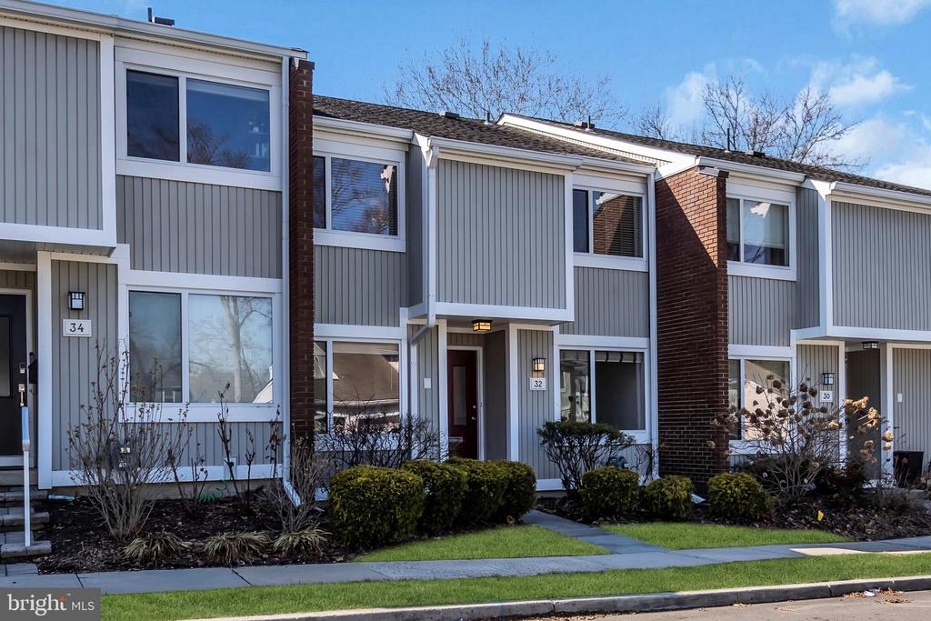 32 GORDON WAY