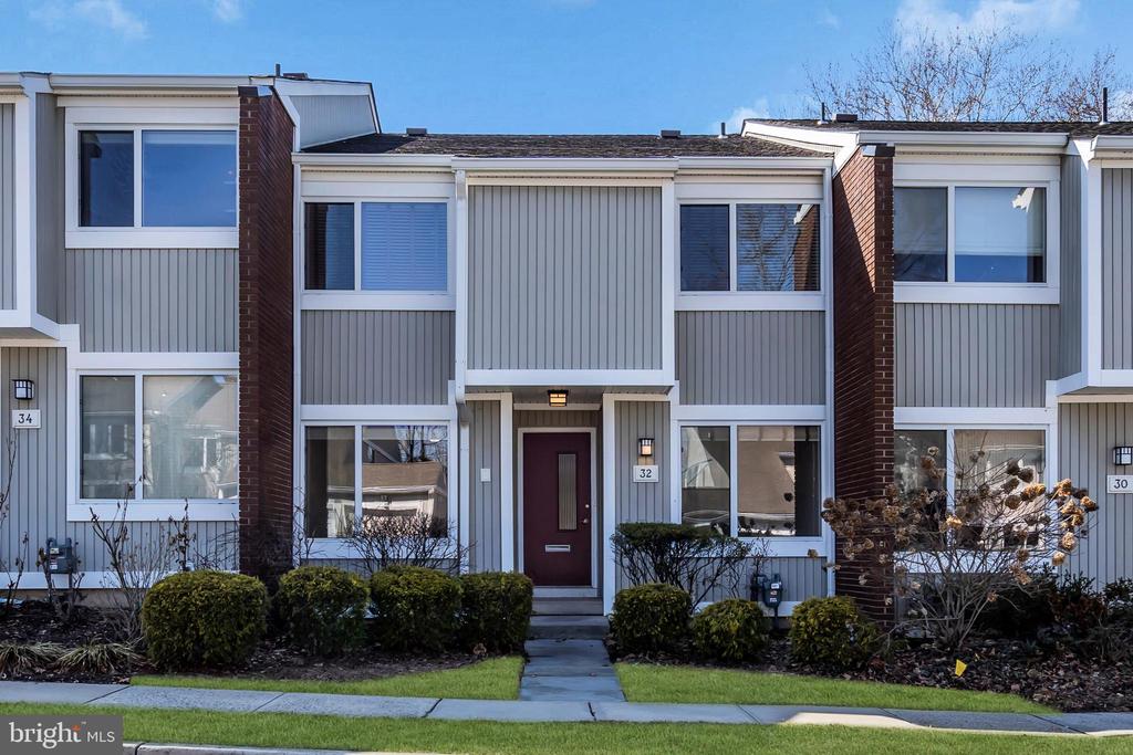 32 GORDON WAY