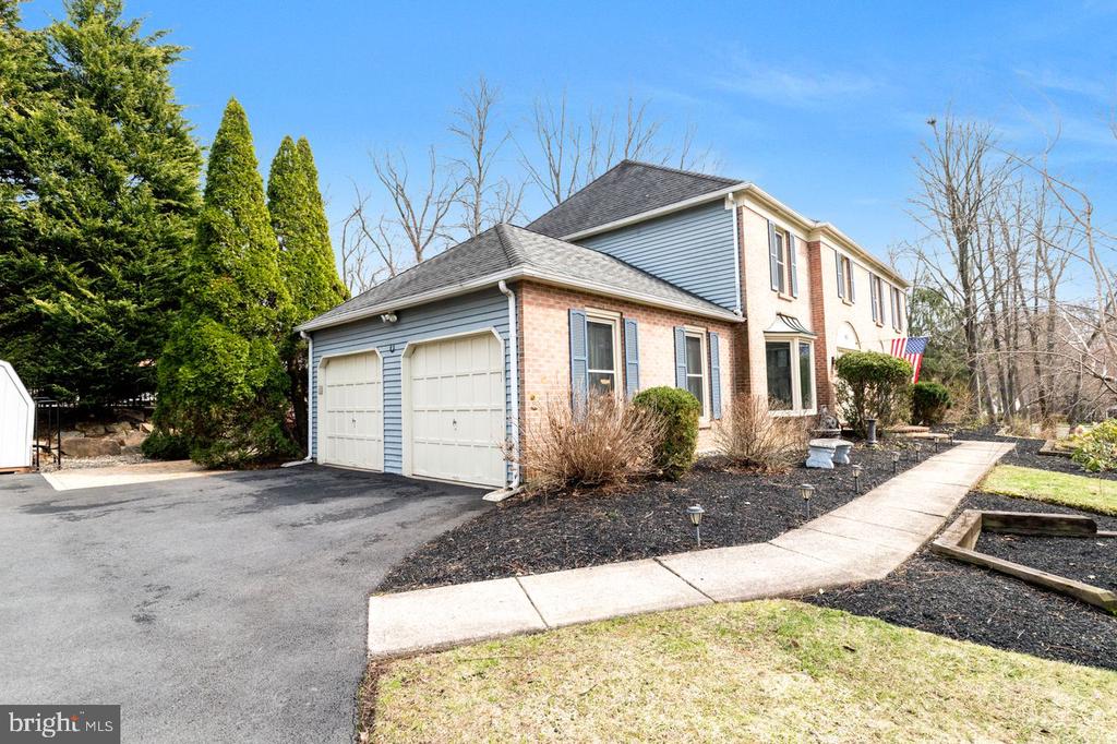 41 LAWRENCIA DRIVE