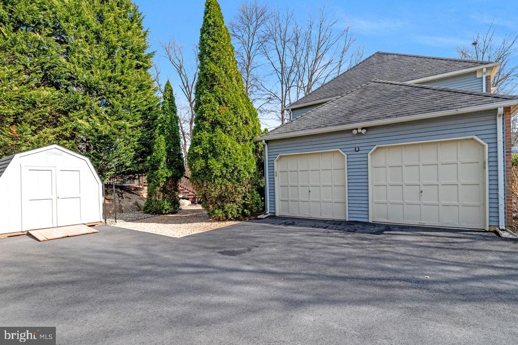 41 LAWRENCIA DRIVE