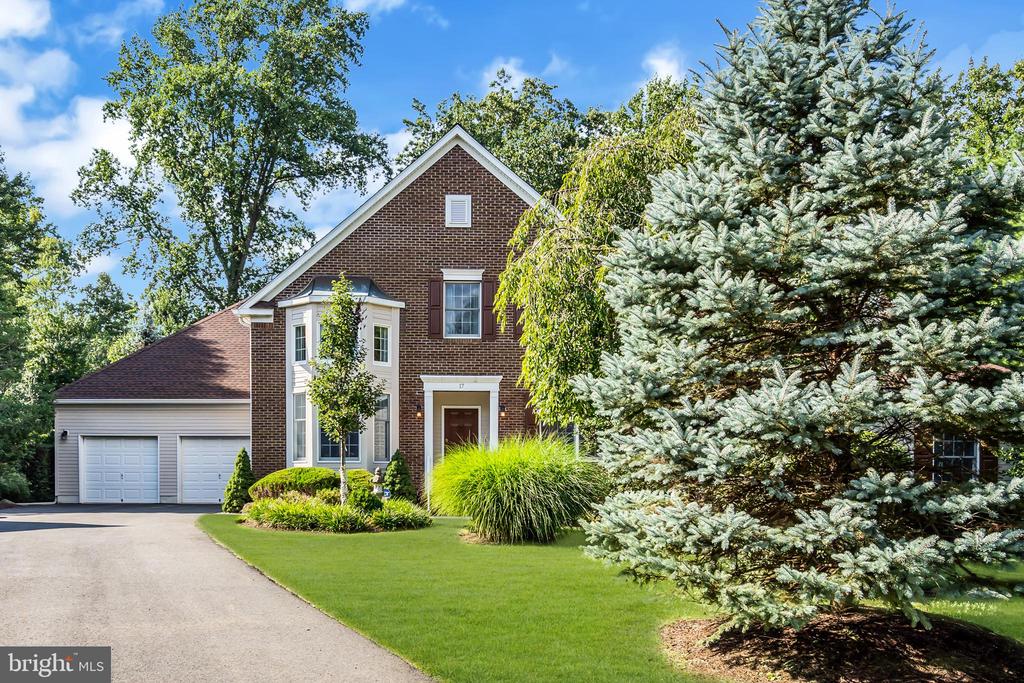 17 STONEWALL CIRCLE