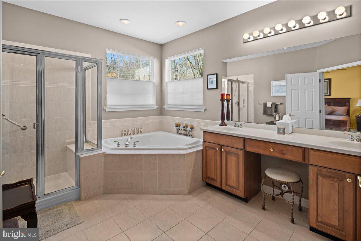16 Stony Path Dr