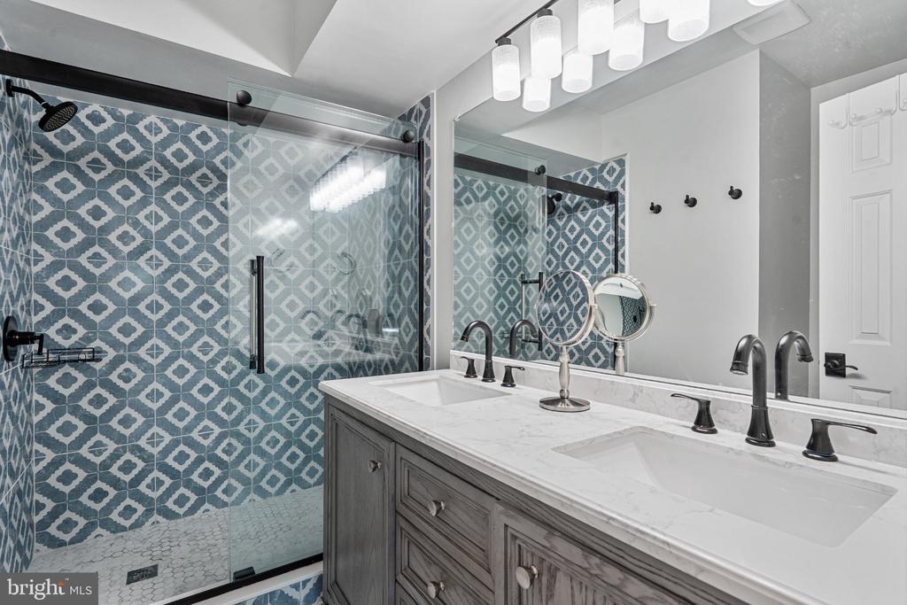 40 ROXBURY COURT Unit: A