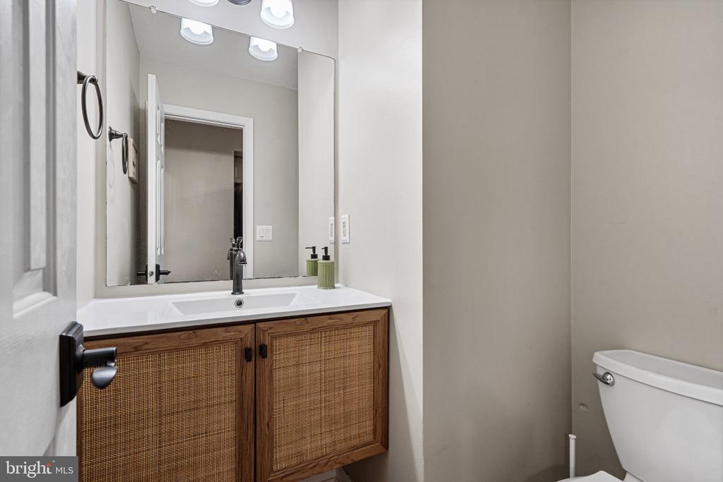 40 ROXBURY COURT Unit: A