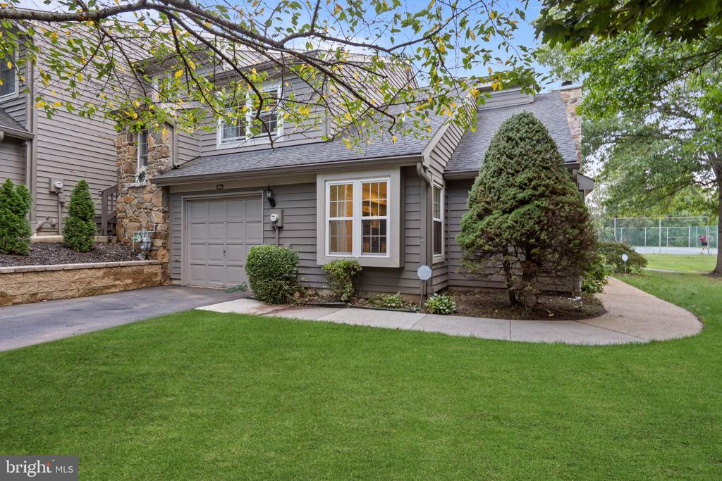 40 ROXBURY COURT Unit: A