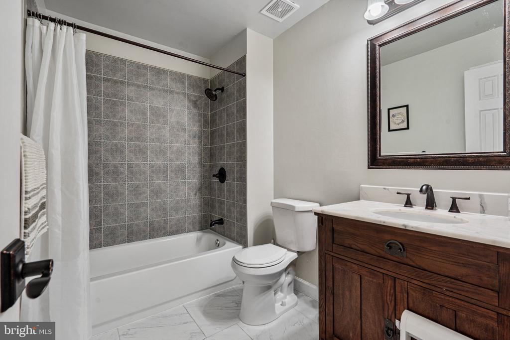 40 ROXBURY COURT Unit: A