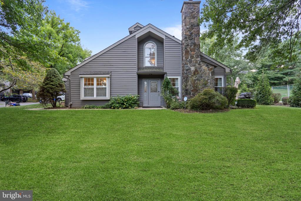 40 ROXBURY COURT Unit: A