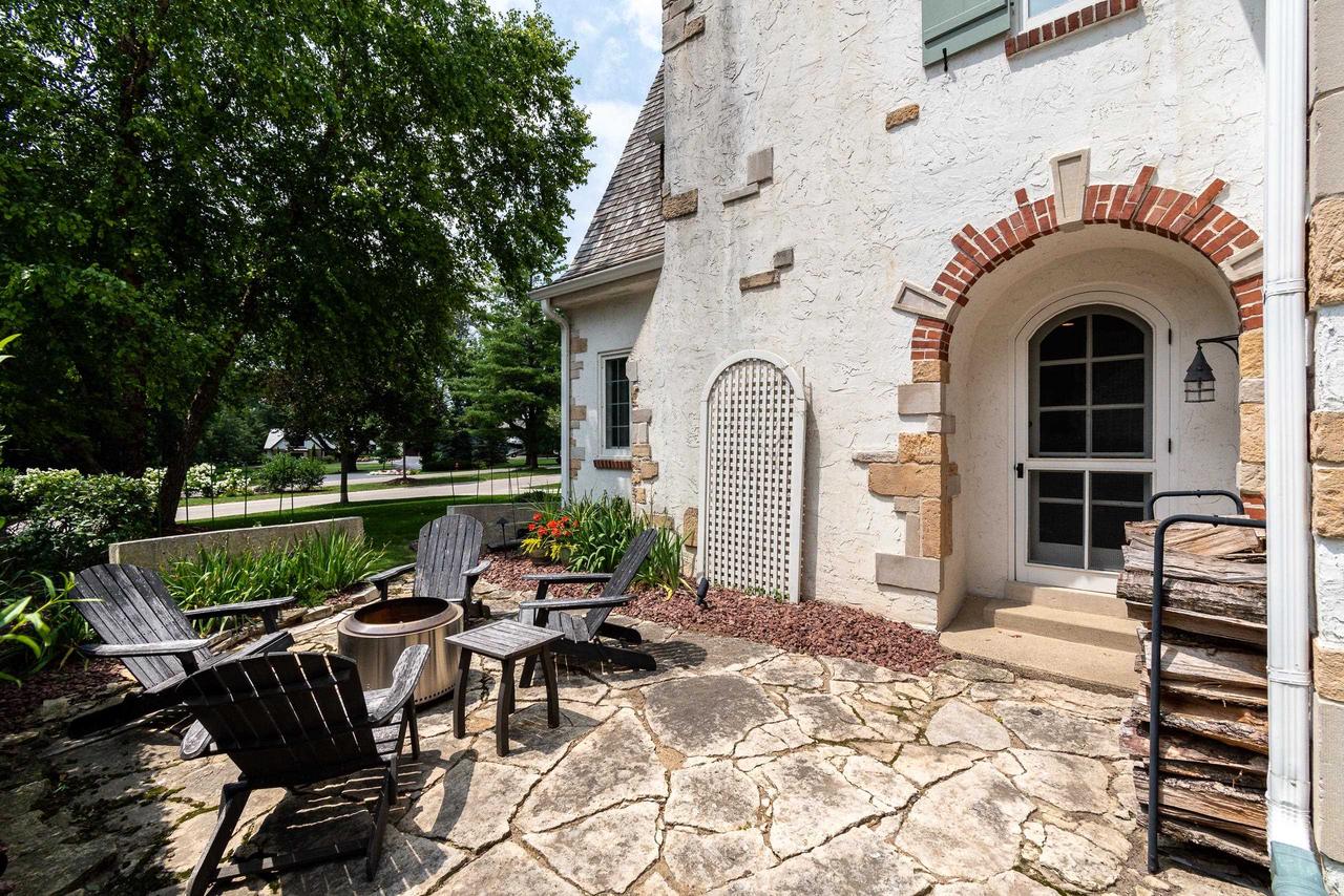 324 Lakewood Boulevard