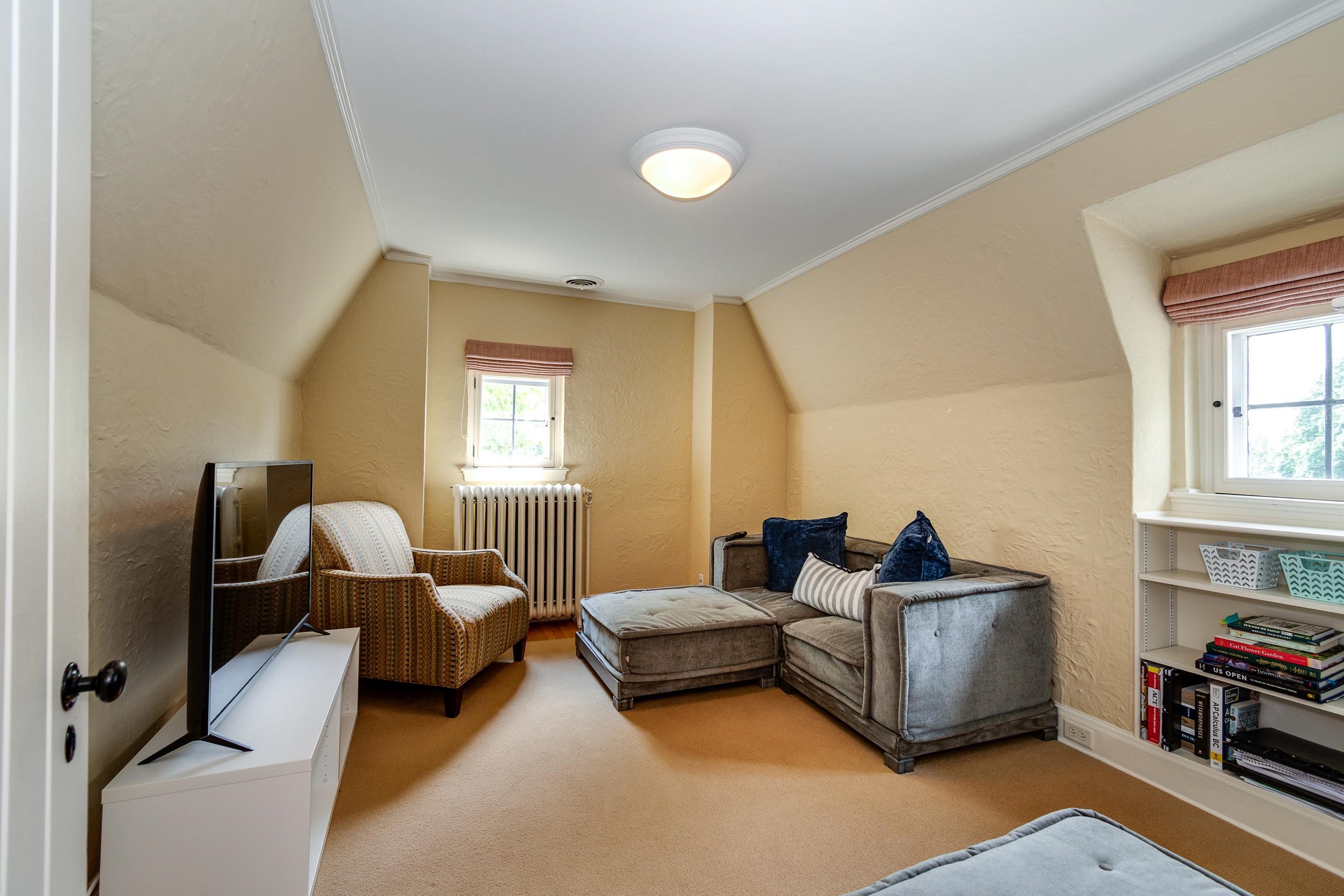 324 Lakewood Boulevard