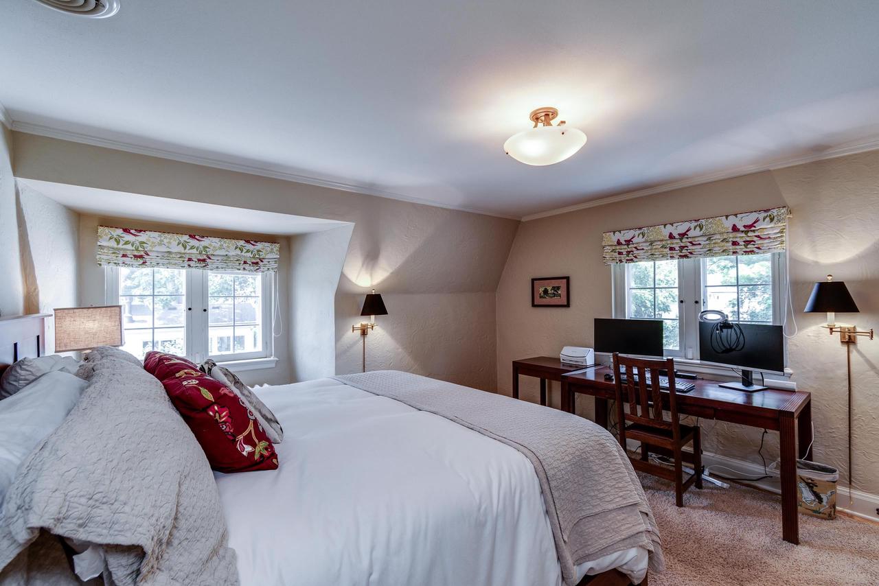 324 Lakewood Boulevard