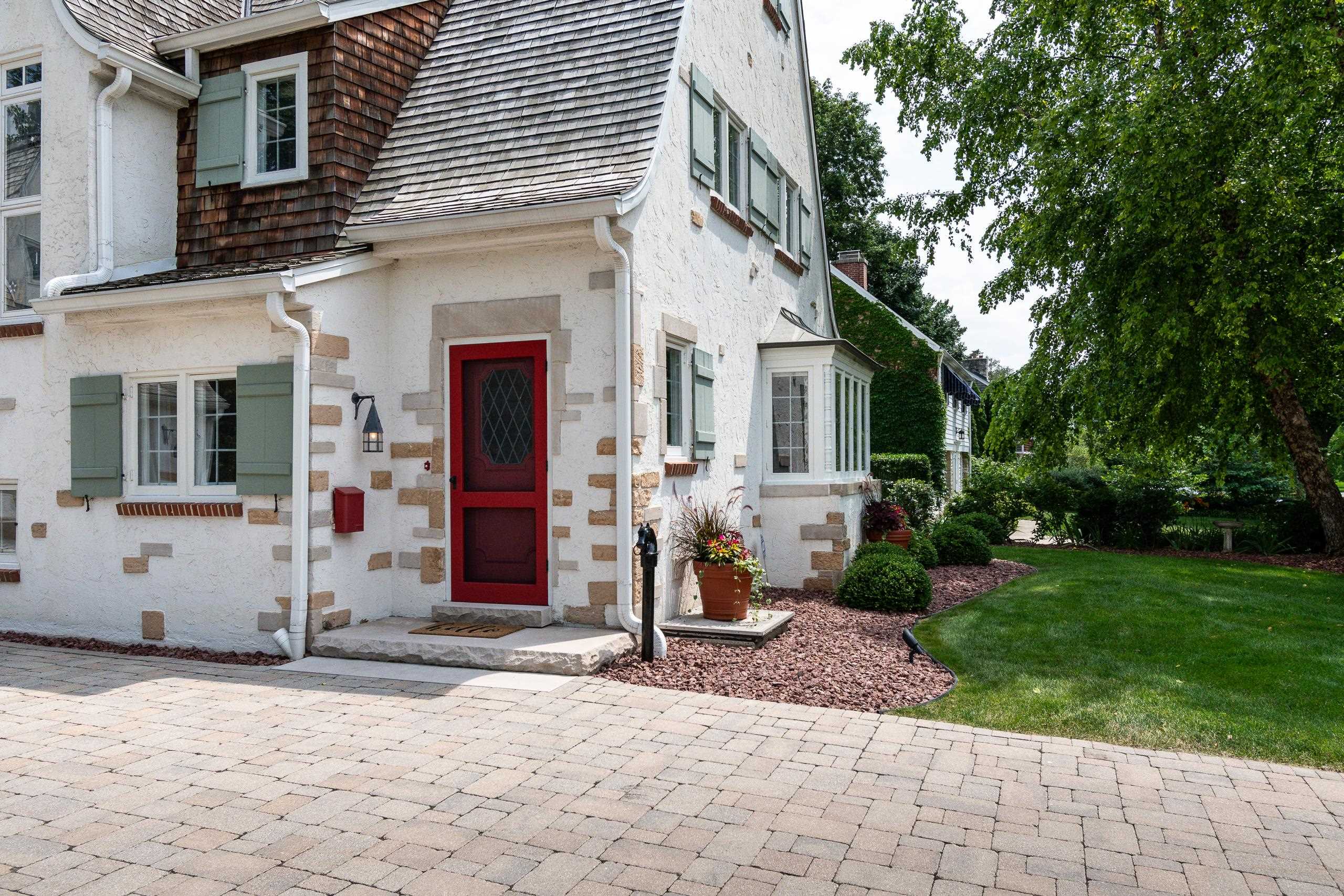 324 Lakewood Boulevard