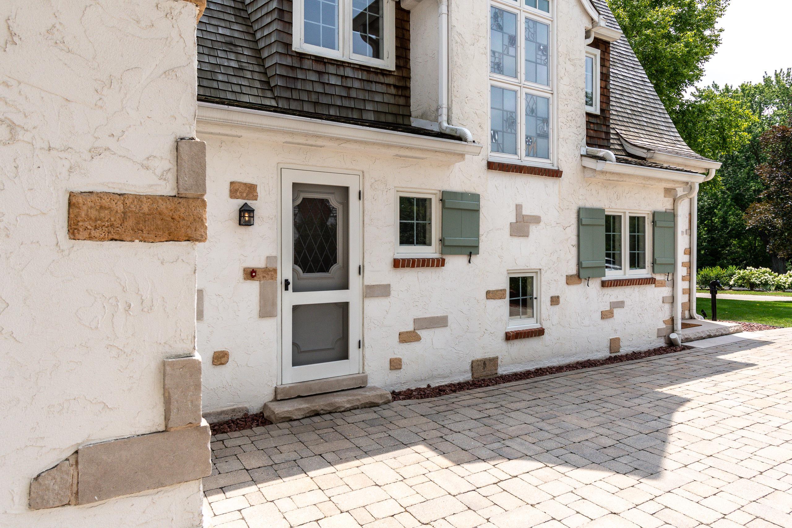 324 Lakewood Boulevard