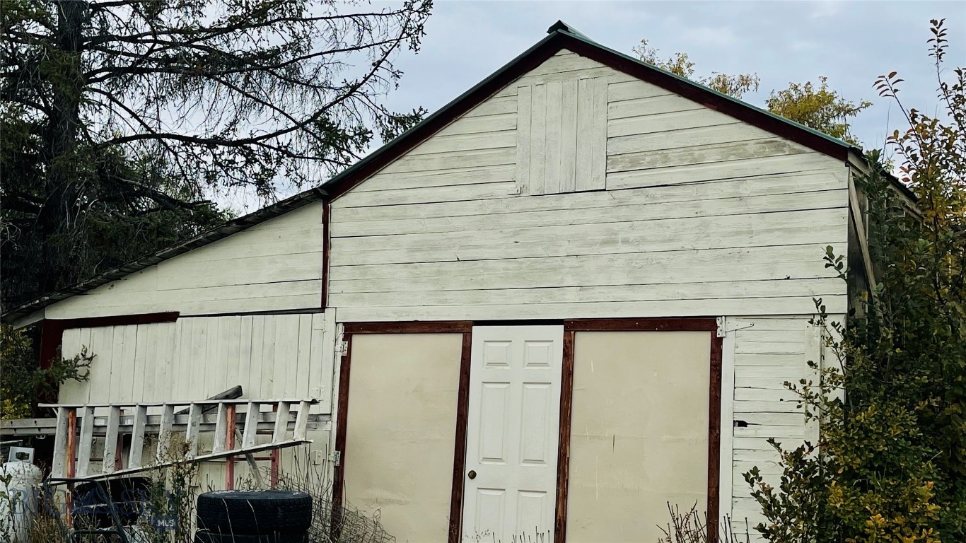 401 W Railroad N