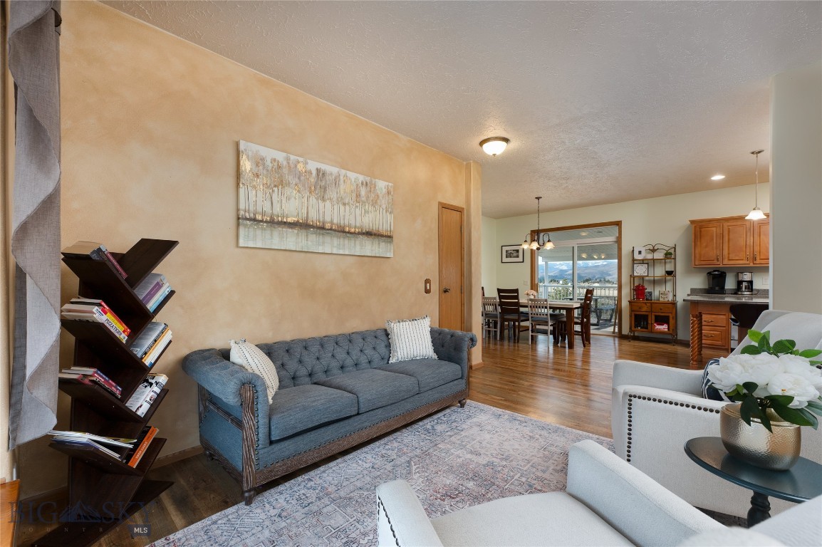 3523 Woodridge